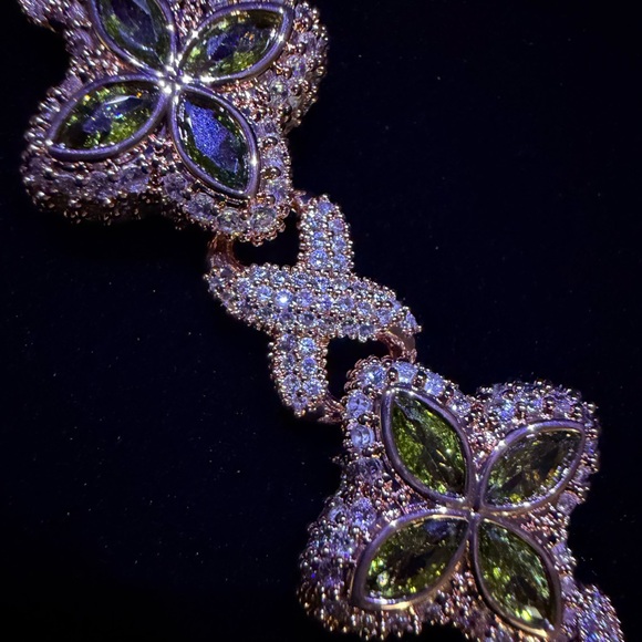 Iced R-Gold Deep Green Clover Flower - Picture 3 of 8